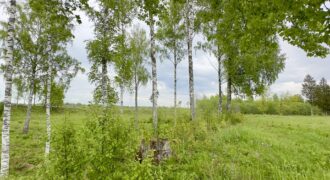 Zemes gabals upes krastā