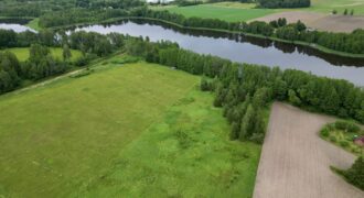 Zemes gabals pie ezera