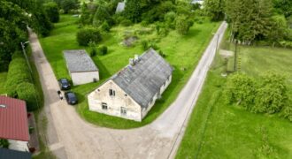 Divstāvu ēka ar plašu zemes gabalu pie Abavas