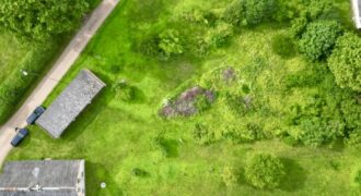 Divstāvu ēka ar plašu zemesgabalu pie Abavas