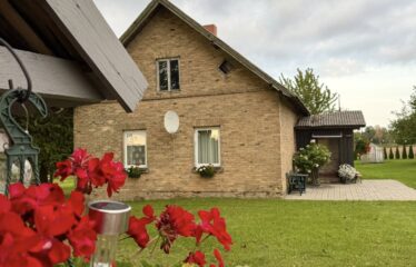 Skaisti iekopts īpašums, Talsu novadā ar skatu uz Laidzes ezeru