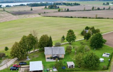 Skaisti iekopts īpašums, Talsu novadā ar skatu uz Laidzes ezeru