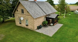 Skaisti iekopts īpašums, Talsu novadā ar skatu uz Laidzes ezeru