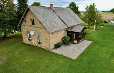 Skaisti iekopts īpašums, Talsu novadā ar skatu uz Laidzes ezeru