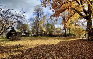 Zemesgabals ar namiņu Berģos