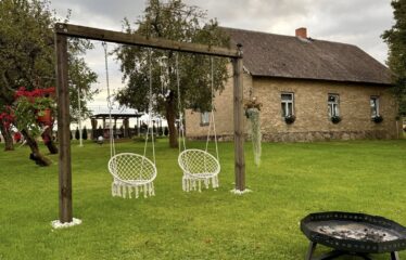 Skaisti iekopts īpašums, Talsu novadā ar skatu uz Laidzes ezeru