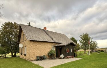 Skaisti iekopts īpašums, Talsu novadā ar skatu uz Laidzes ezeru