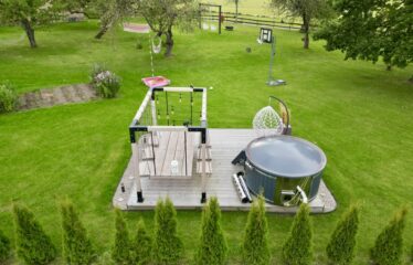 Skaisti iekopts īpašums, Talsu novadā ar skatu uz Laidzes ezeru