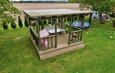 Skaisti iekopts īpašums, Talsu novadā ar skatu uz Laidzes ezeru