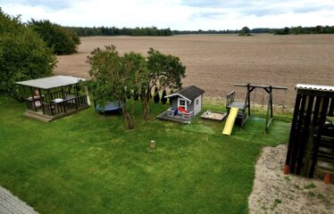 Skaisti iekopts īpašums, Talsu novadā ar skatu uz Laidzes ezeru