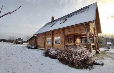 Divstāvu guļbūve un zemes gabals Straujupītes krastā, netālu no Vangažiem