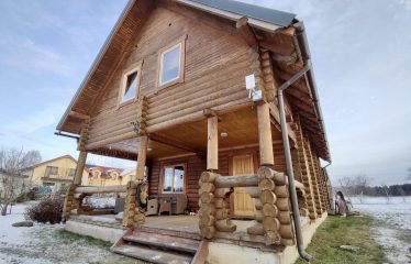 Divstāvu guļbūve un zemes gabals Straujupītes krastā, netālu no Vangažiem