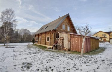 Divstāvu guļbūve un zemes gabals Straujupītes krastā, netālu no Vangažiem