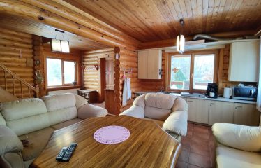 Divstāvu guļbūve un zemes gabals Straujupītes krastā, netālu no Vangažiem