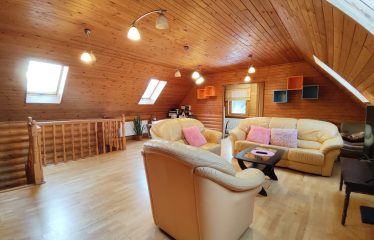 Divstāvu guļbūve un zemes gabals Straujupītes krastā, netālu no Vangažiem