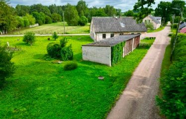 Divstāvu ēka ar plašu zemesgabalu pie Abavas
