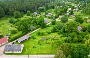 Divstāvu ēka ar plašu zemesgabalu pie Abavas